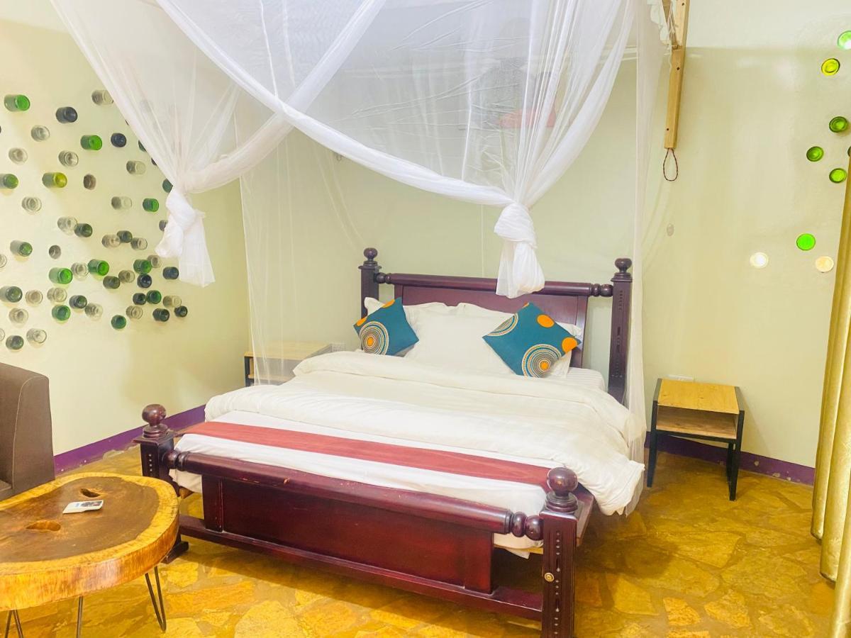Afro Smile Hotel And Guest House-Джинджа Екстериор снимка
